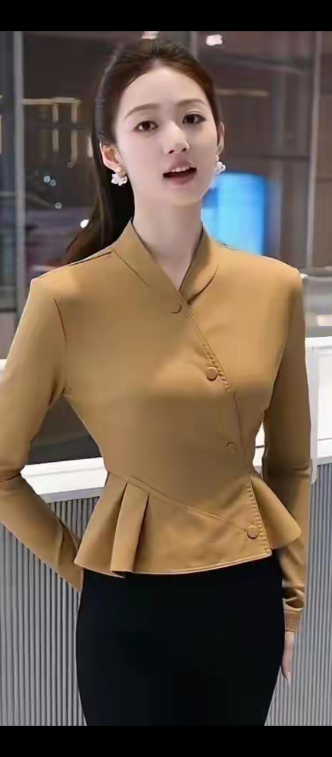 优雅职场风，米色西装外套搭配黑色裤装，尽显干练气质！