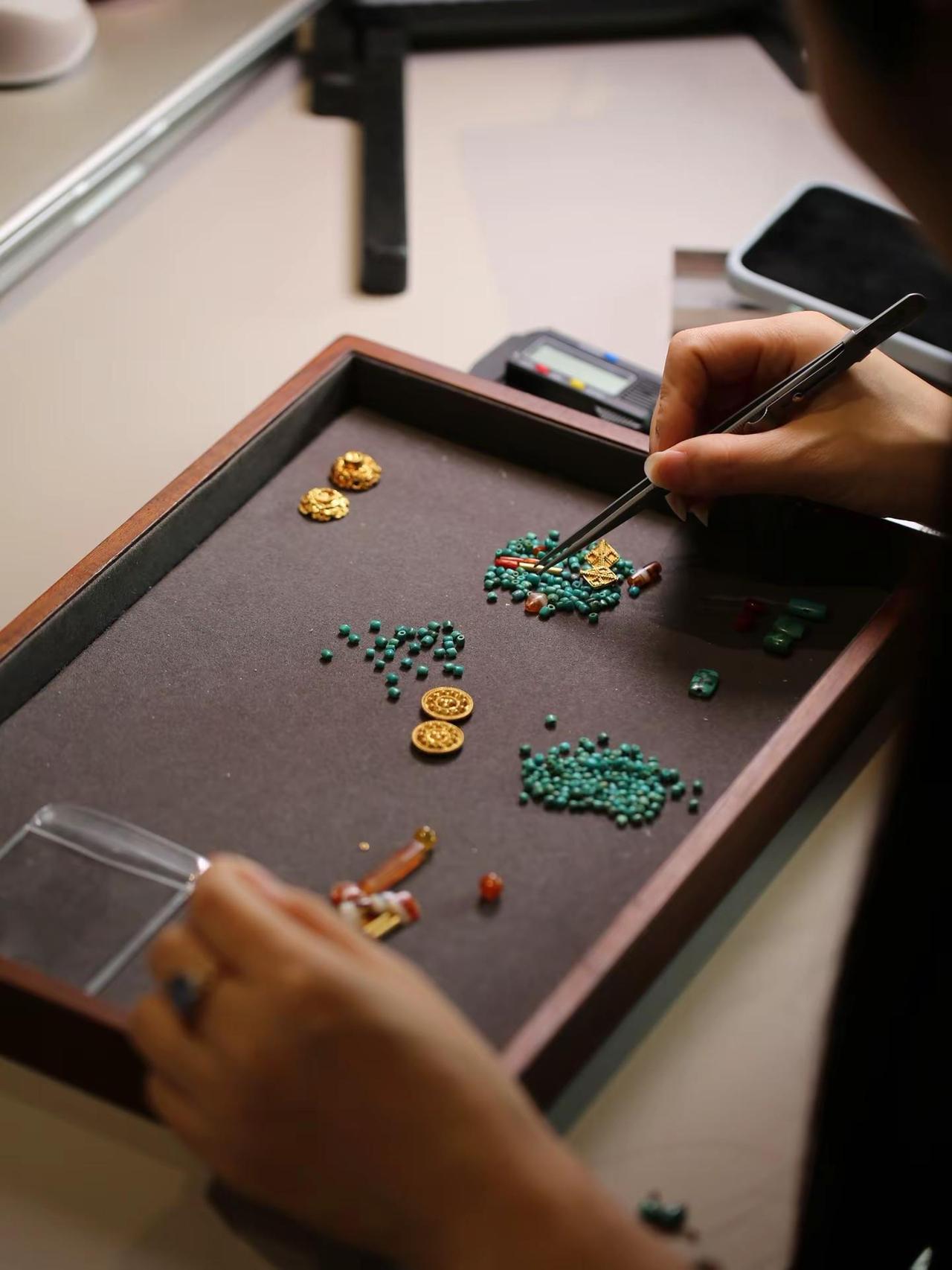 和喜欢的事物虚度光阴。买了一批战国老松石，配玛瑙黄金太美了和喜欢的事物虚度光阴，