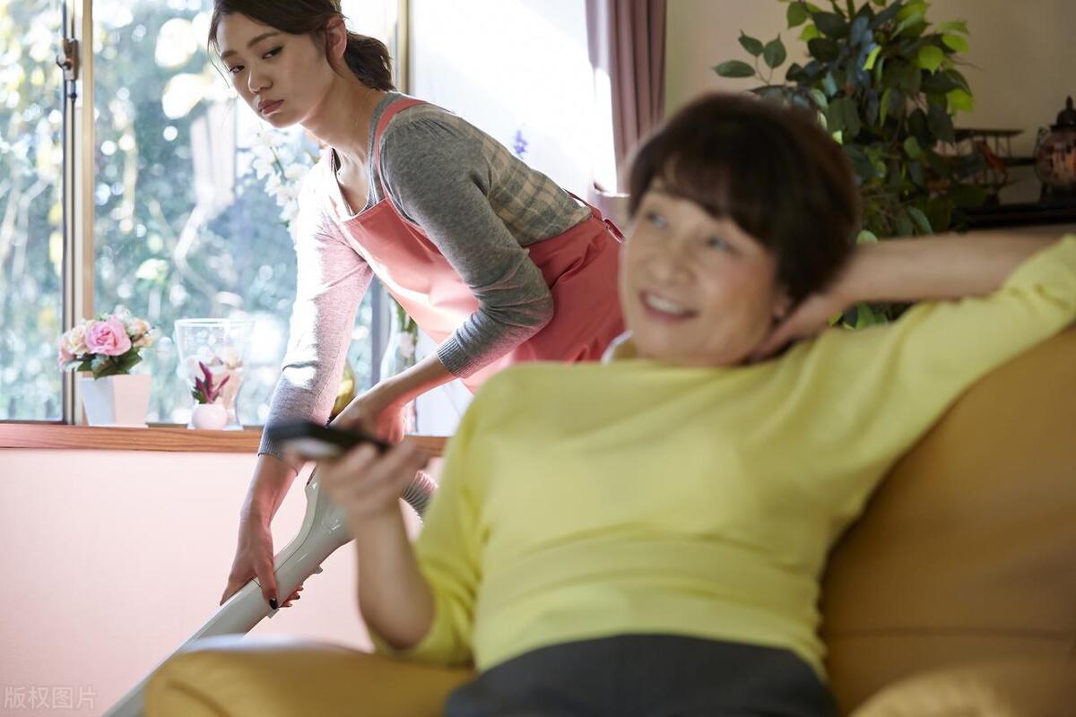 我朋友家儿子都9岁了，她婆婆忽然说要来帮忙带娃。可是婆婆来了之后，饭不做碗不刷，