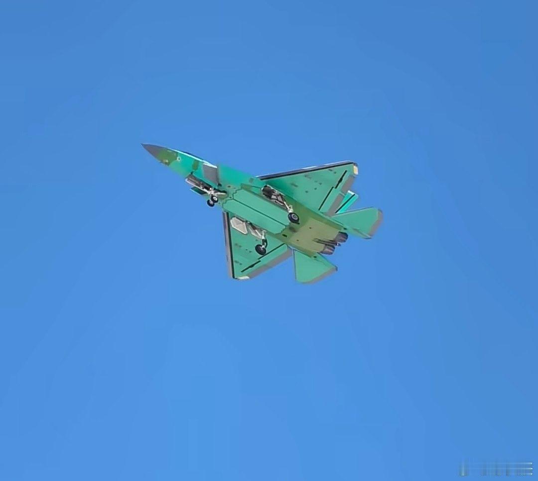 自今年初以来，已有十多架海军型J-35从生产线上陆续下线，这些飞机是优先给福建舰