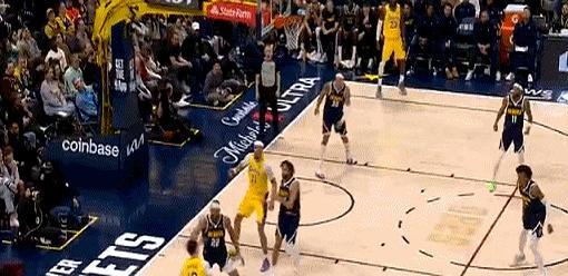 他站在罚球线外，指尖刚触到球，哨声却迟迟未响。湖人落后两分，计时器只剩二十八秒。