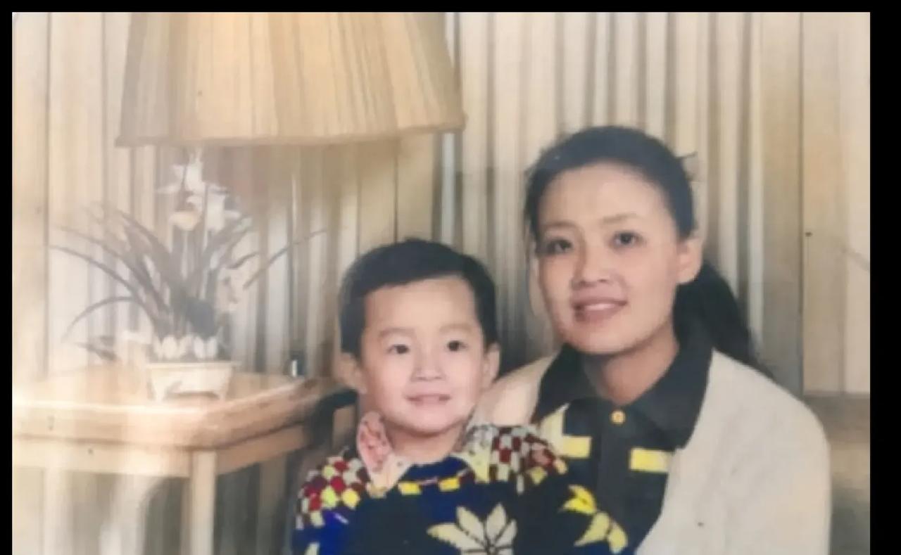 1985年北京老胡同的四合院里，一张黑白照片定格了张兰和四岁的汪小菲。年轻母