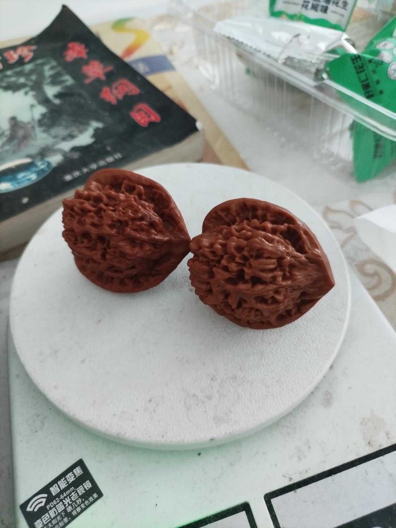 星期日到鲁园儿古玩市场买了一对核桃。5块钱太便宜了，就这对儿品相的核桃，在高