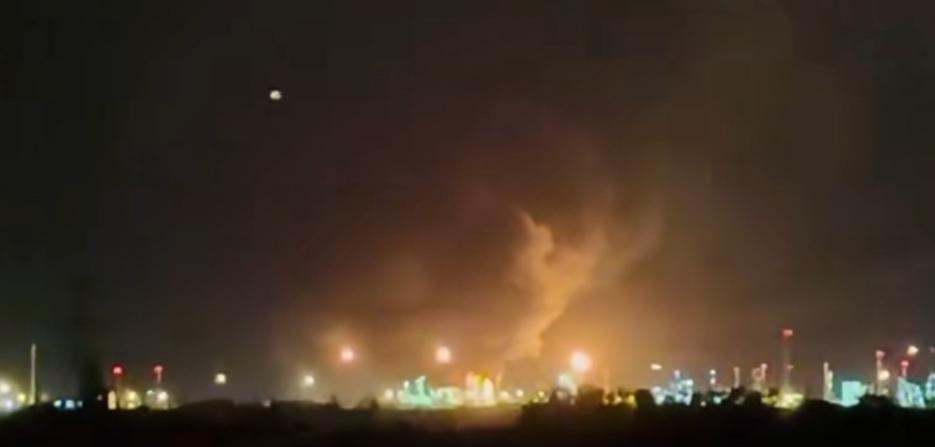 当地时间10月21日夜间，匈牙利最大炼油厂发生巨大爆炸！冲天的火光照亮了夜空。