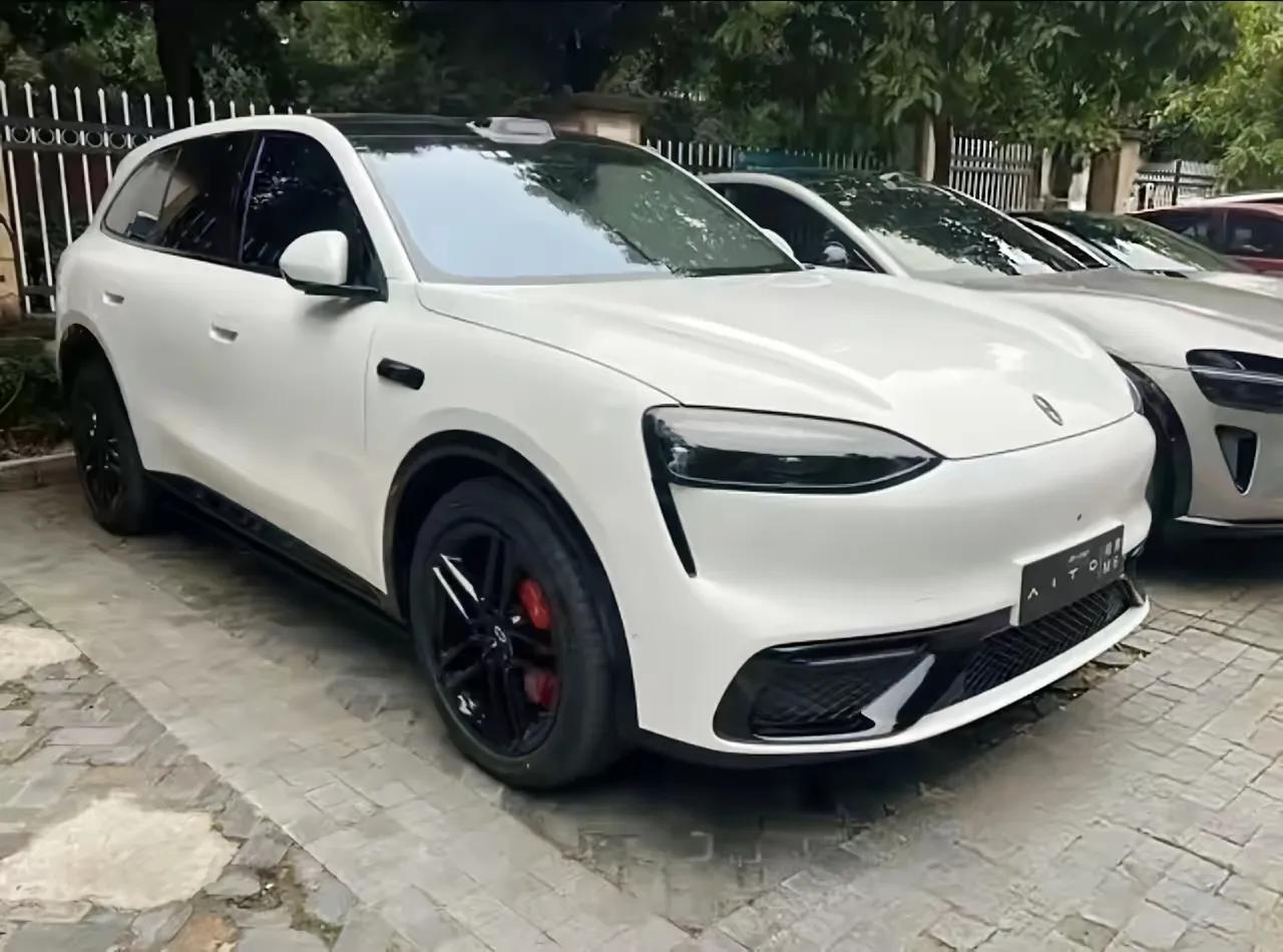 问界m6和小米yu7同框亮相了，不是竞争对手，也变成了竞争对手，颜值上面完全是两