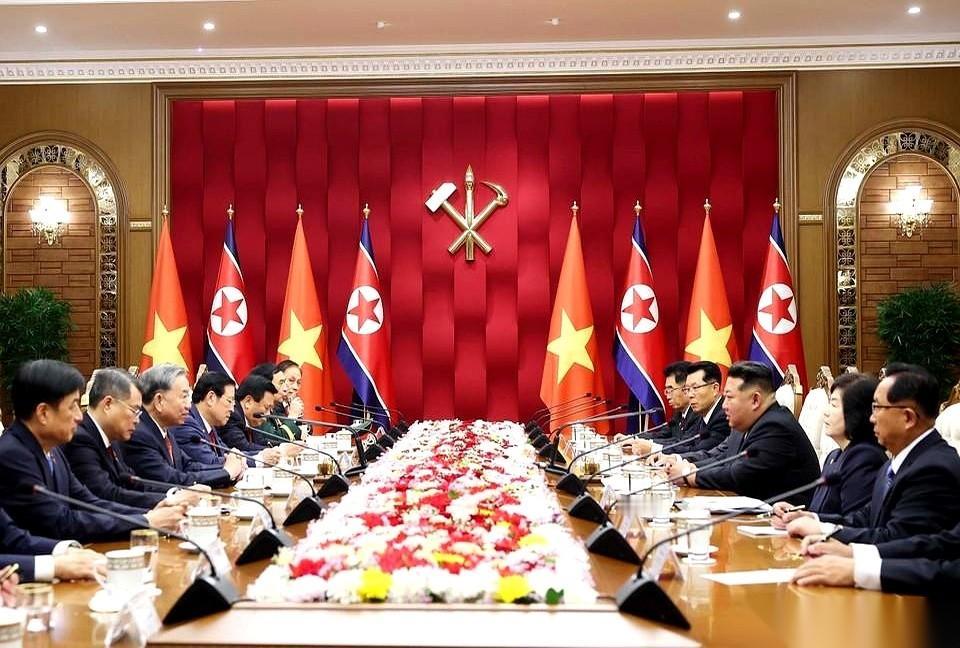 我跟你说，这事儿最有意思的，根本不是他们谈了啥，而是那个画面。一边，是越南几乎