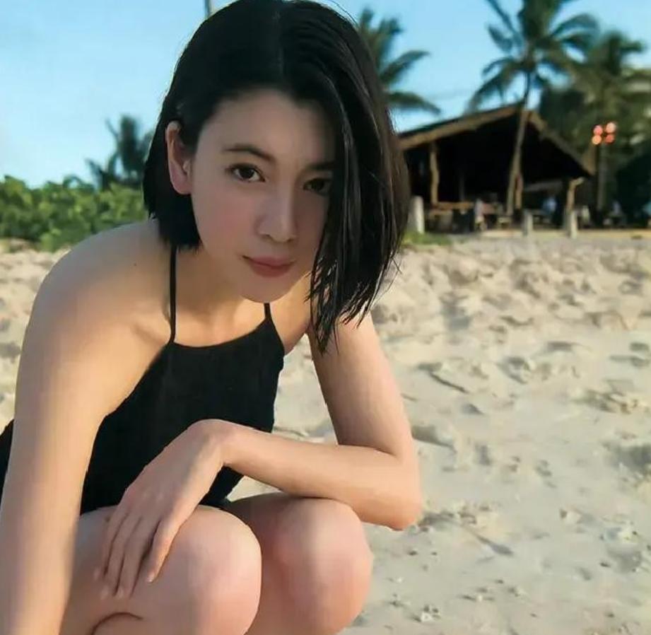 三吉彩花2020年在日本综艺上说高中还和父亲一起洗澡，六年后她跑到韩国拍19禁犯
