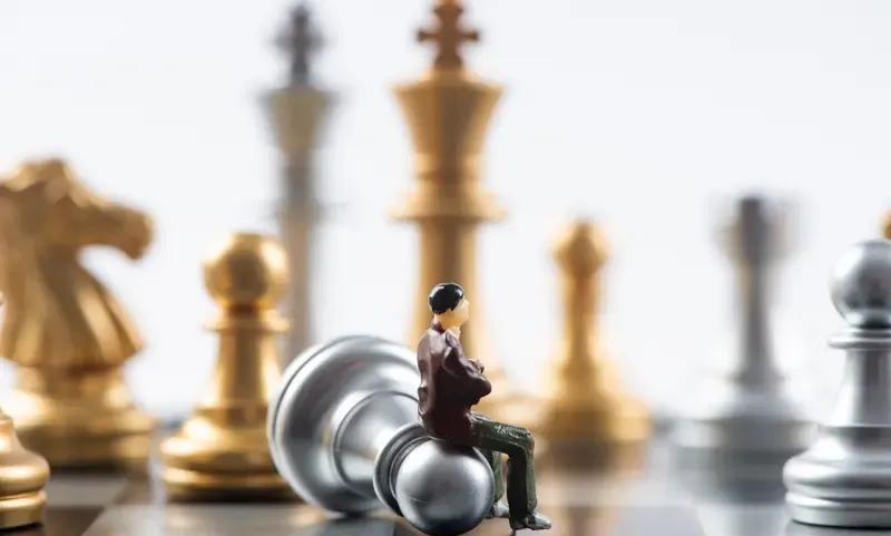 有一个领导，在位的时候没做啥好事，退休了灾祸都没放过他。他喜欢打麻将，麻馆老板