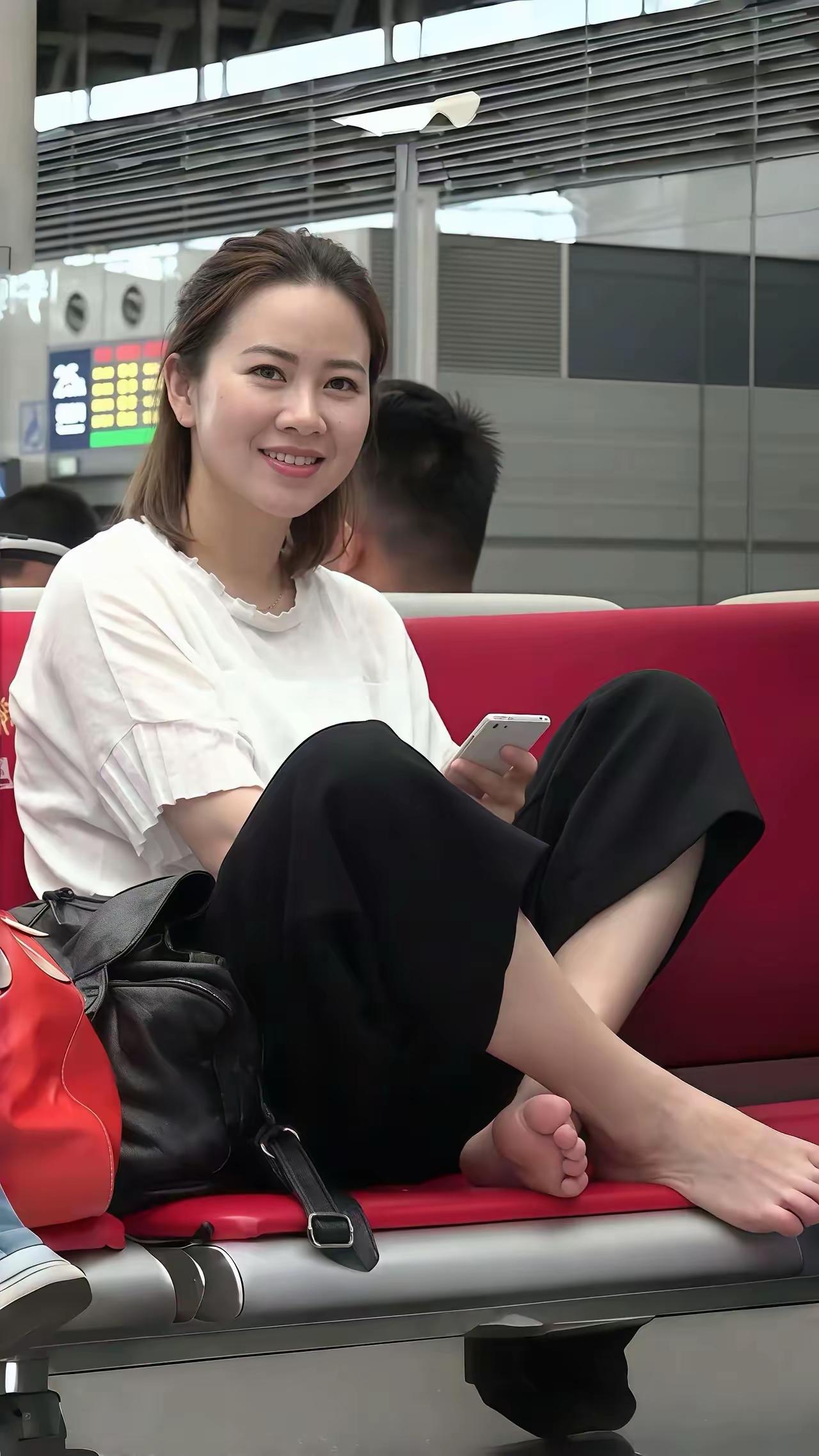 美女很漂亮，五官端正，一看就知道她贤良淑德，人品好，性格开朗，关键还旺夫。