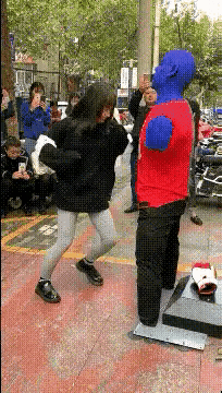 哎呀我去，这人看着不咋的，下手咋全是狠招呢[捂脸哭]