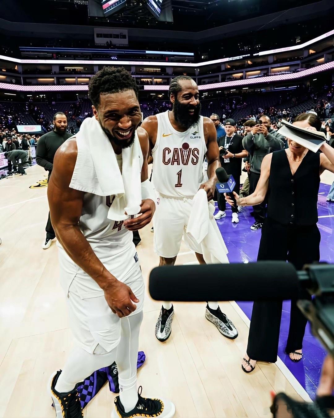 米切尔要爱死这个詹姆斯哈登了。骑士队跟掘金队的比赛，最后决胜阶段，哈登一个标志性