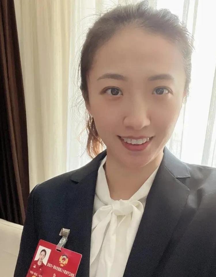 丁霞退役消息传出时，很多人第一反应是：那个在场上满场飞的小蚂蚁，居然也到挂靴这一