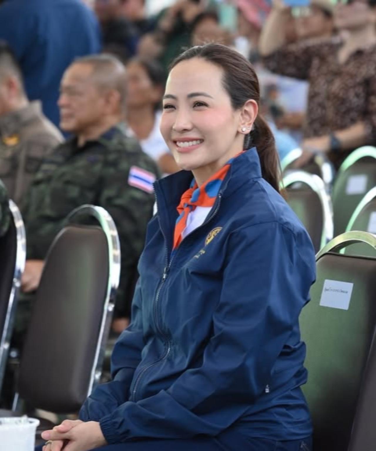 泰国第一夫人好漂亮，衣品和颜值都在线泰国第一夫人随总理，倾听泰柬边境市民问题与