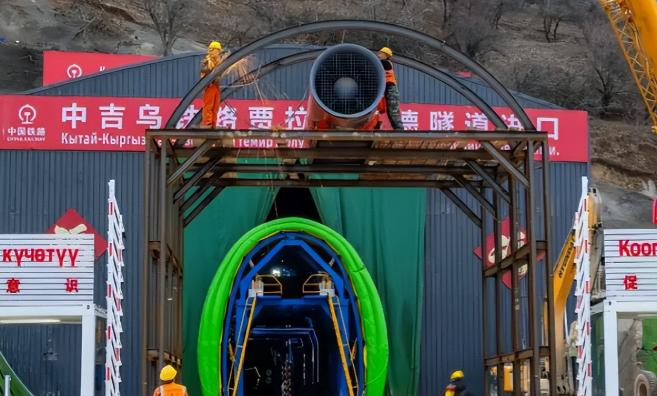 吉尔吉斯斯坦拒绝中国的友情价，扭头找美国修铁路，结果发现美国自己也没钱你有没有