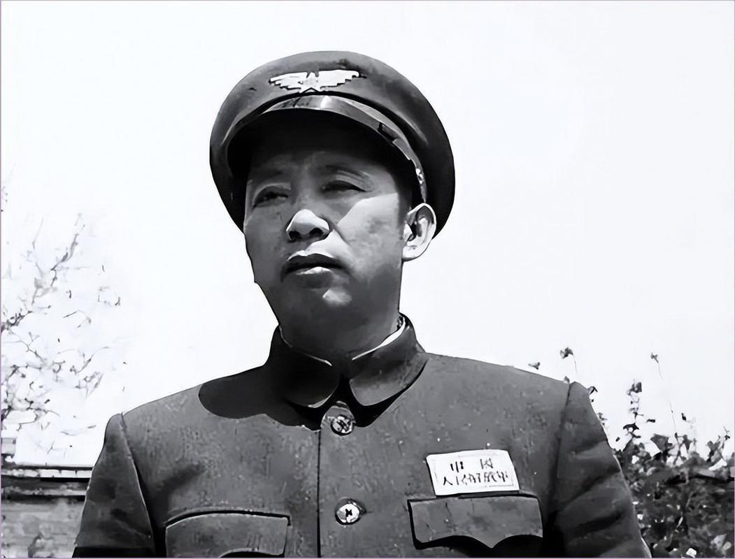 建国初期的我军，有过一场级别极高的“抢人”大战。一边是空军司令员刘亚楼，一边是海