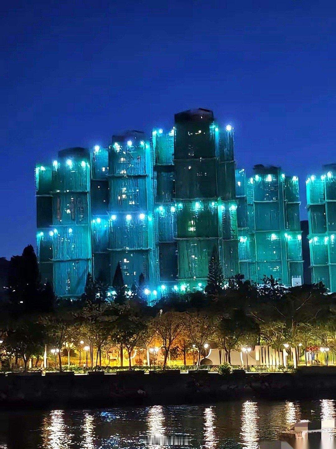 把香港大火那栋楼出事前的照片，给我奶看了眼。我说，奶，你看，这就是烧掉那几栋楼本