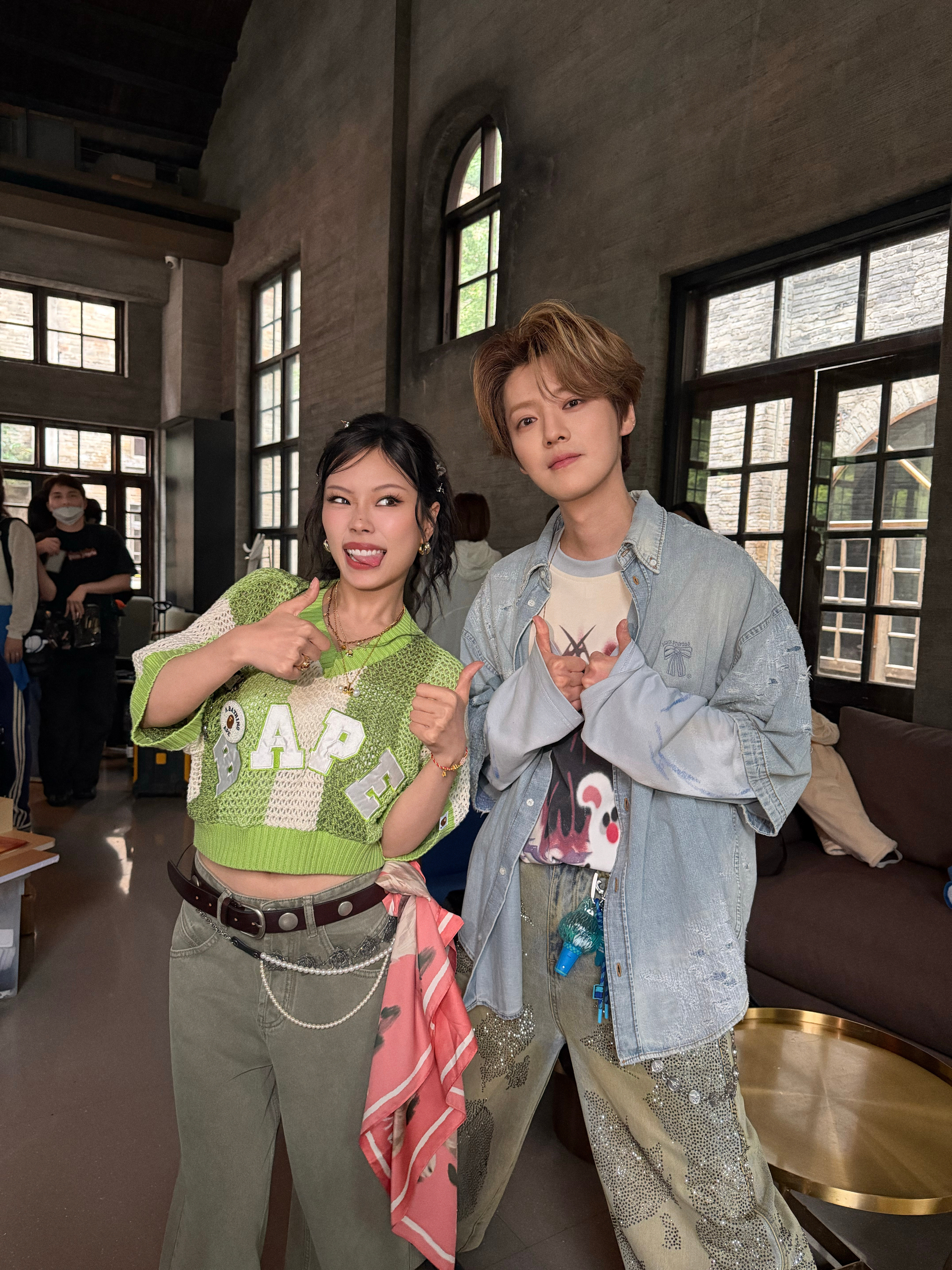 哥感太足了鹿晗和万妮达合照还叉腿了哈哈哈哈哈哈!好帅🥰