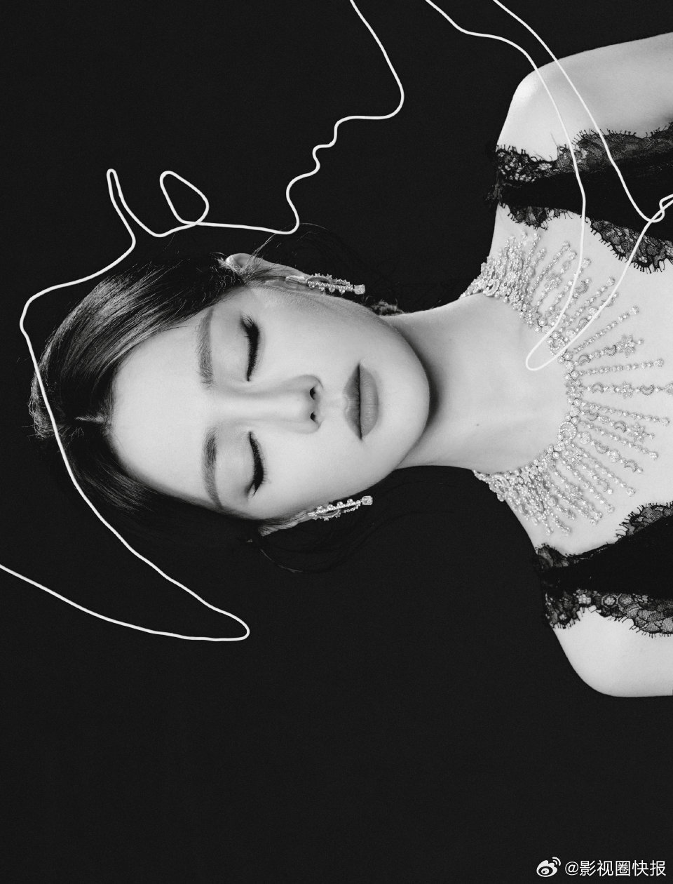 迪丽热巴黑裙碎钻黑裙是低调的优雅，碎钻是耀眼的光芒，她一出现，便成了全场最亮的