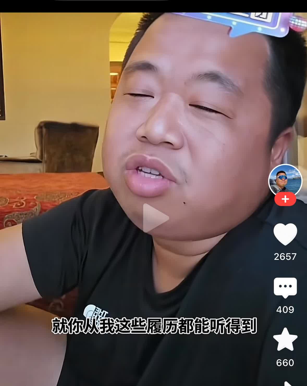 千人千相：蓝战非，日月角分开，山根横纹，左右法令不齐，加上嘴脸的痣，能够看出父母