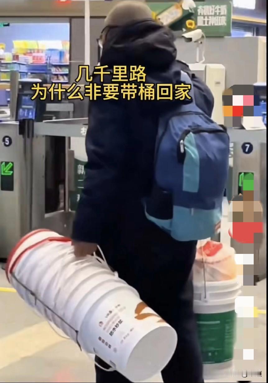 在外打工的农村人回家，总是大包小包的，尤其是桶，能带一摞。城里人可能不明白，带