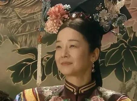 1902年，载沣大婚后带着媳妇进宫磕头，慈禧端出首饰盒让侄媳妇随便挑。谁料刚赏完