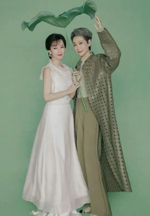 叶童那站姿，真的谁懂啊！她接受了自然白去的头发，可身姿却依然挺拔，好帅啊！