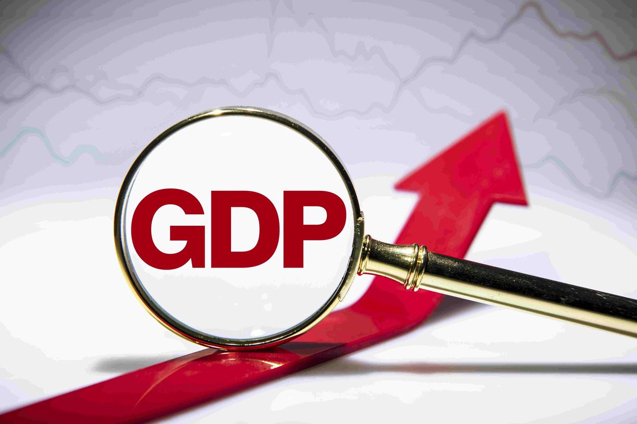 2025年美国GDP高达30.8万亿美元，名义GDP增长5%，人均90021美元