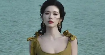 林允夏冬造型反差吸睛！海岸千金秒变雪国甜妹，冷艳与温柔皆动人