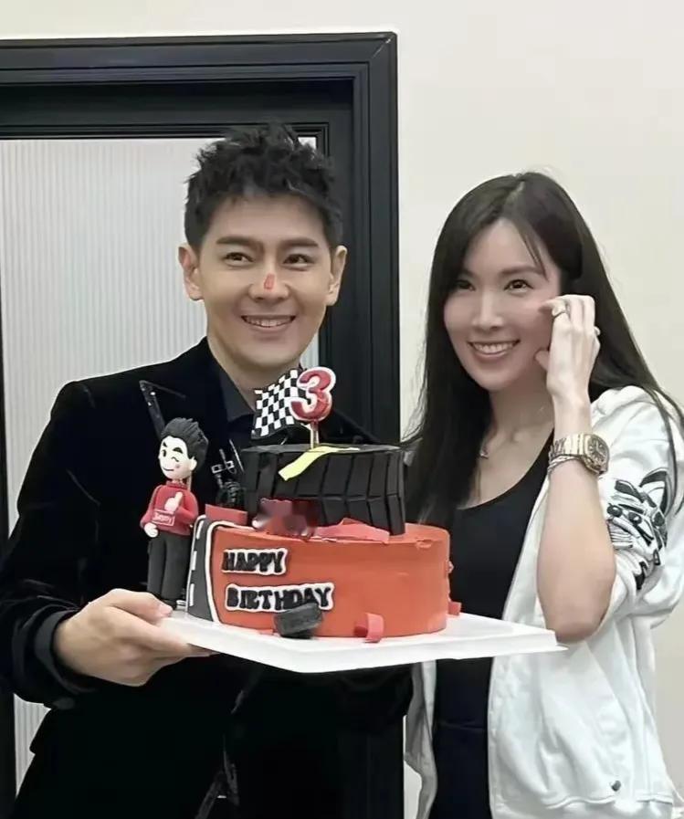 林志颖现身林俊杰演唱会，状态超佳！他身着卫衣，帅气又显嫩，活力满满。身旁小9岁的