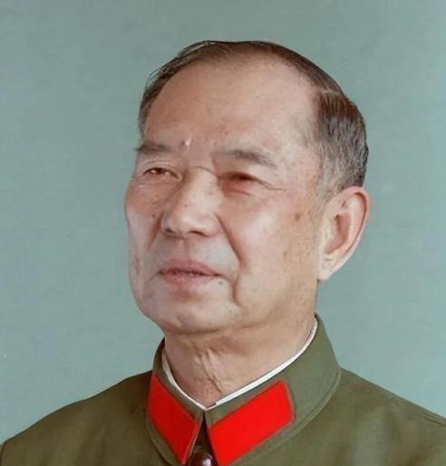 1982年，开国少将尤太忠视察部队，见一副团长好生眼熟，暗骂一句大事不好，立刻打
