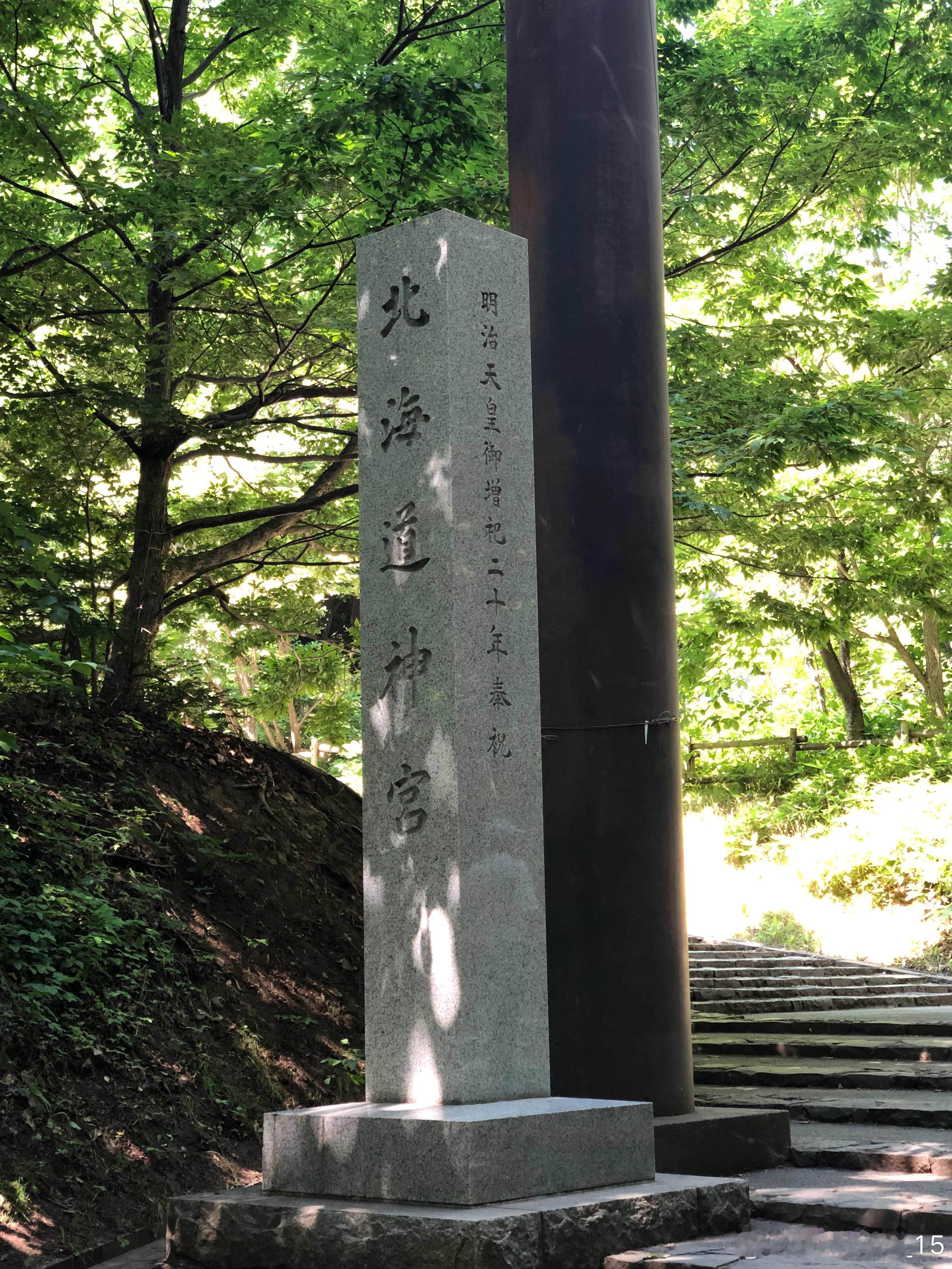在路上这座神宫同时有四尊神祇入祀，同时也是充满美感与典雅气息的信仰之地。旅行见