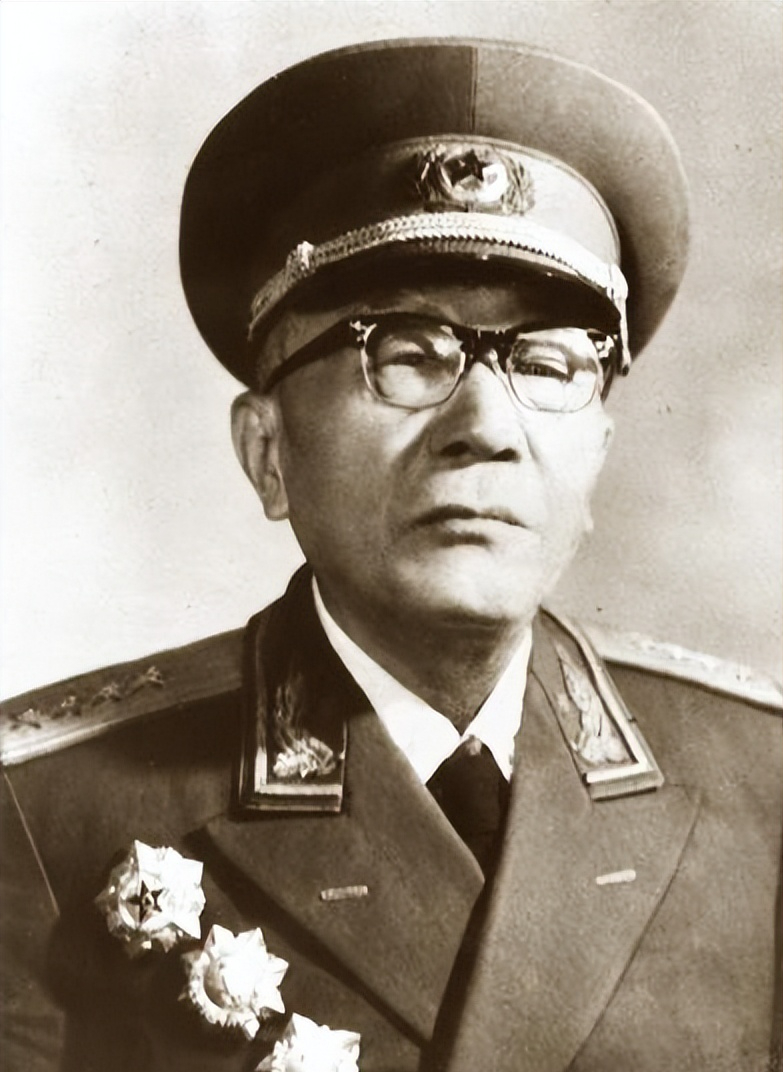 黄克诚晚年一句话，说尽了彭德怀一生的委屈翻党史军史，彭德怀的名字总带着一股硬气。而最懂他的，是黄克诚