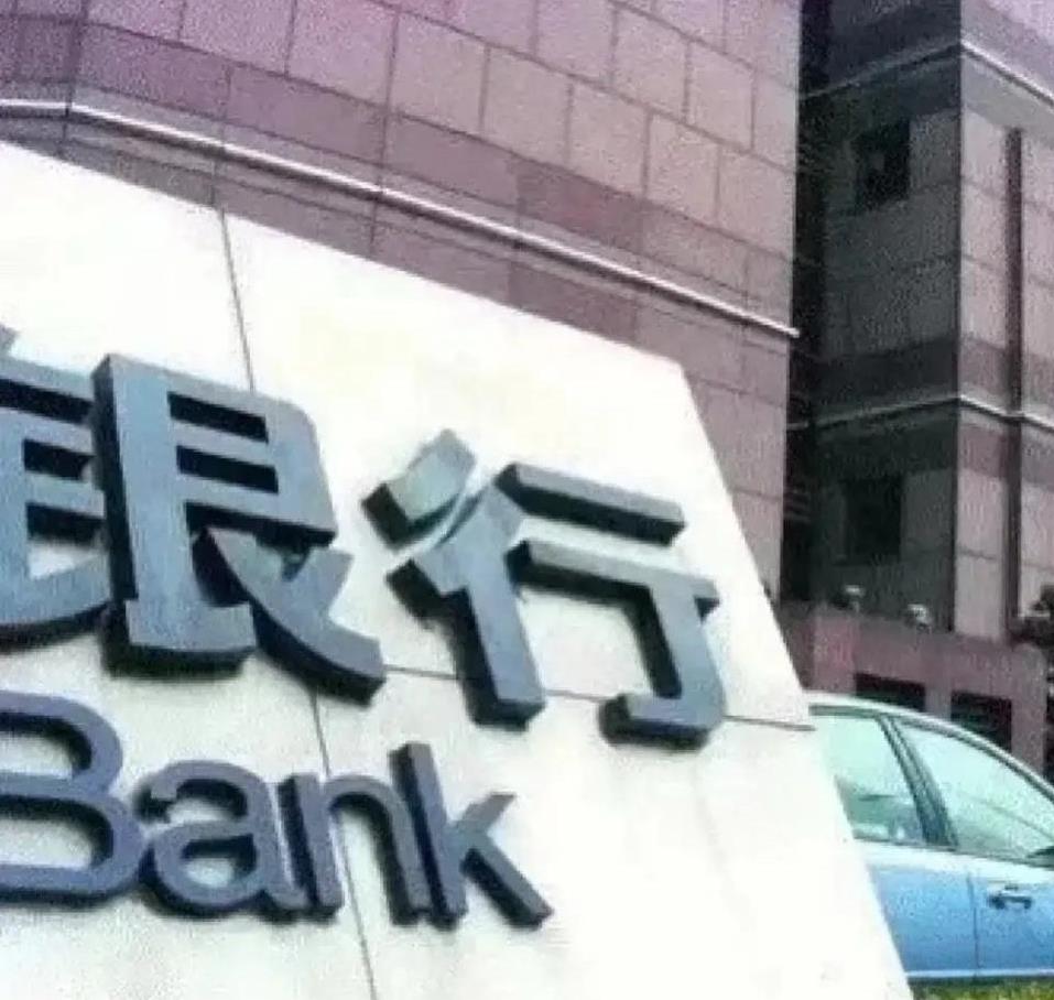 武汉，一女子前往银行，准备将96900元现金存进账户里。她先是在放入ATM机里2