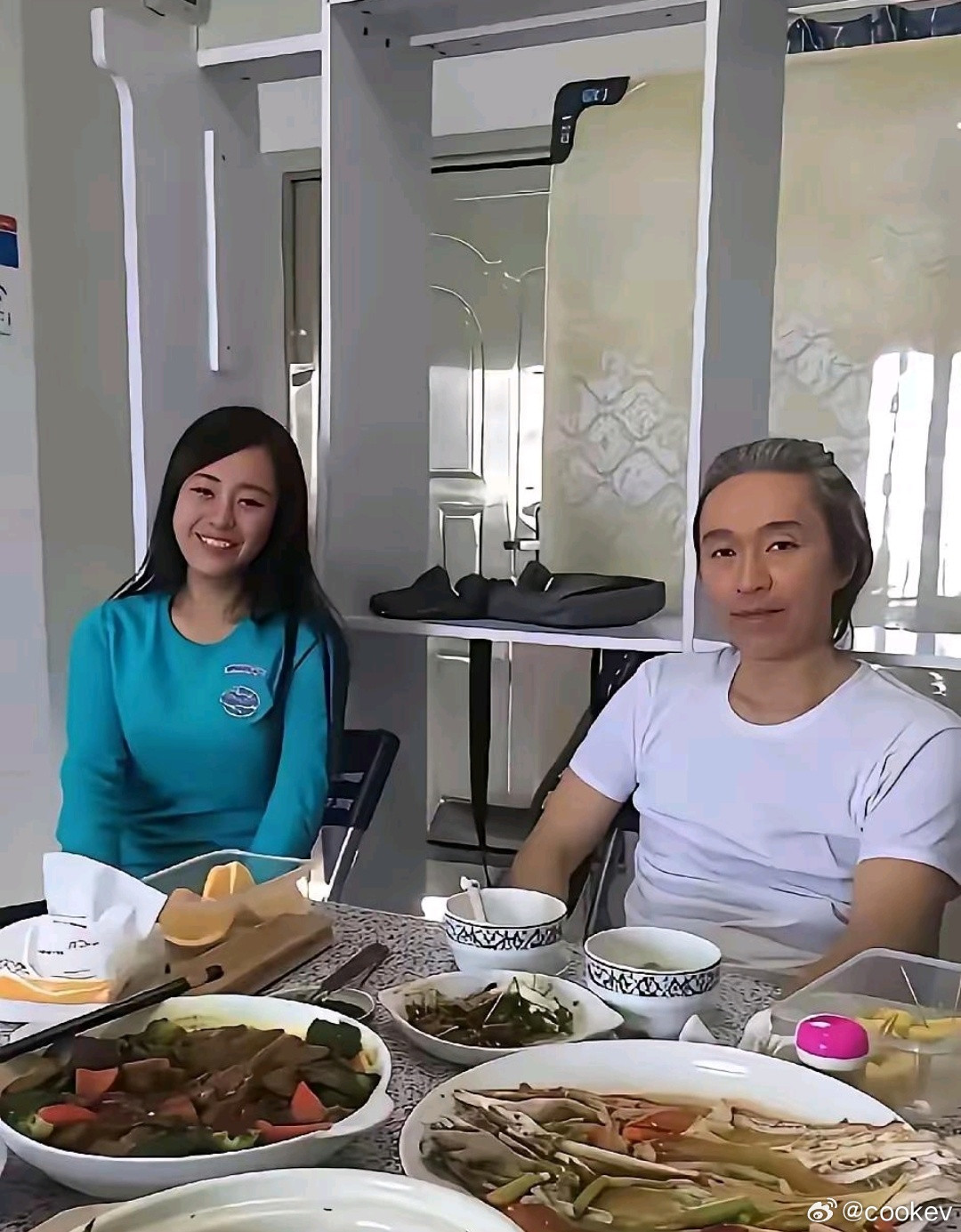 周星驰真的很讲究，一个碗吃饭一个碗喝汤