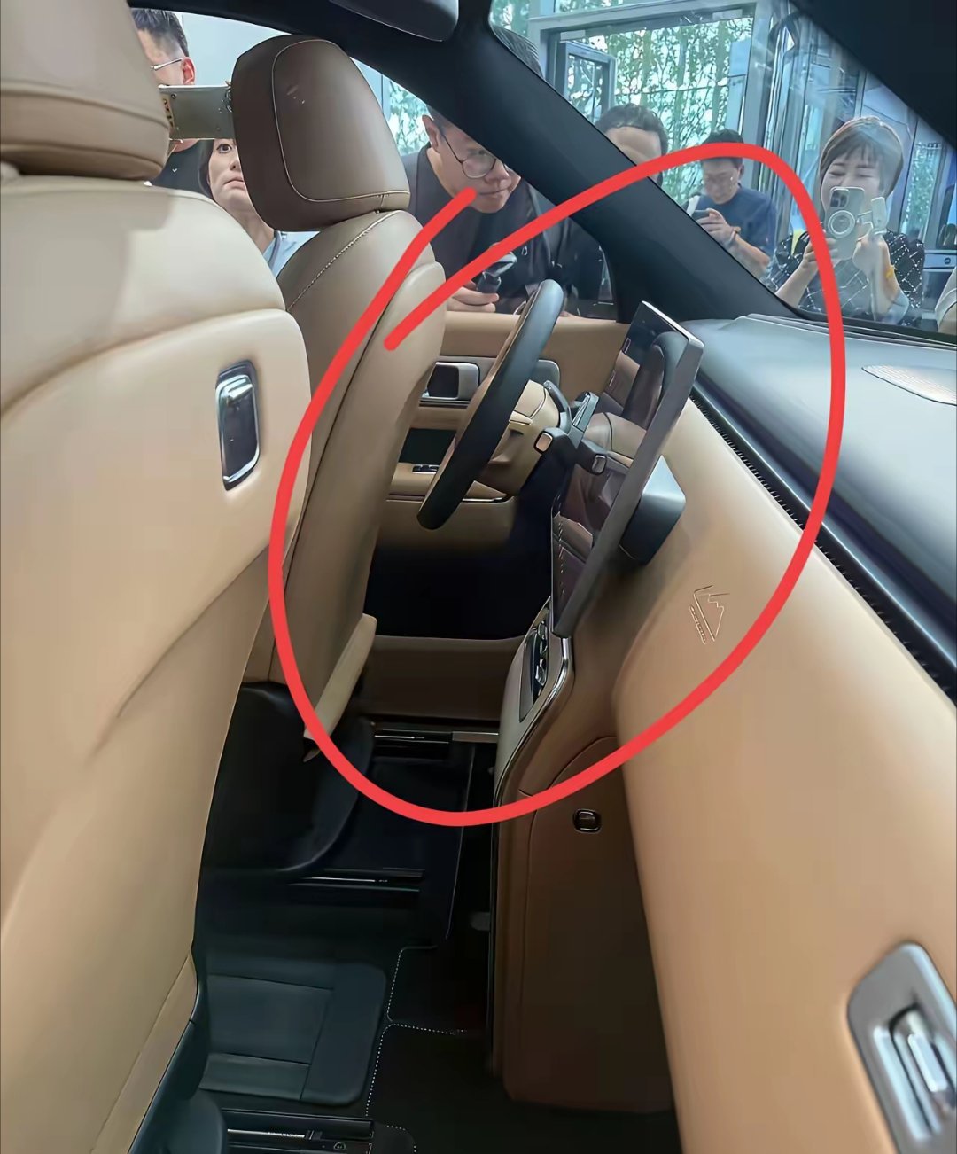 有没有汽车方面的高手？这个是什么车？属实厉害了，看了半天，也不知道这个到底是车头