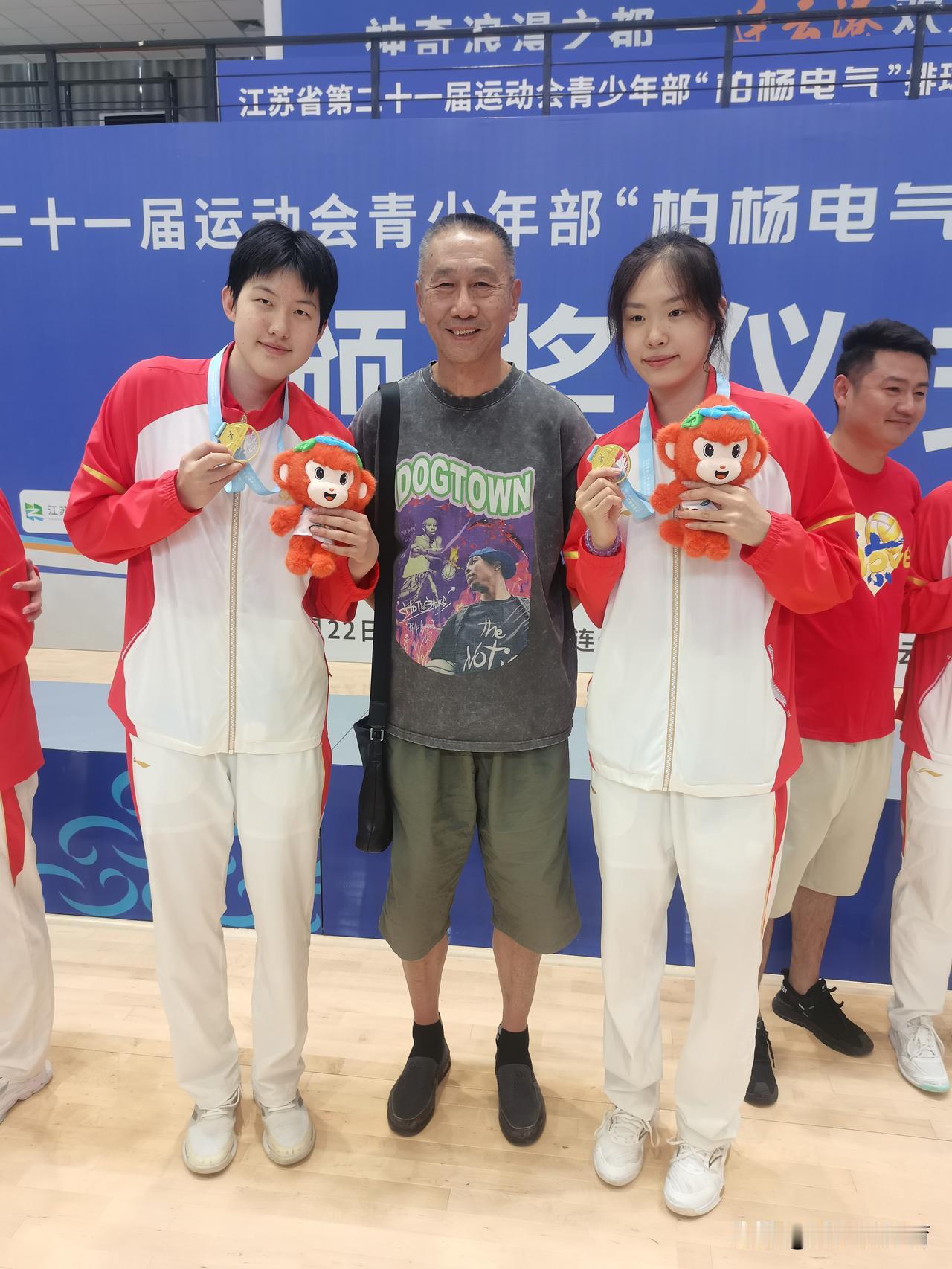 双星并耀！南京女排勇夺江苏省运会冠军，两大新星常子鑫和陈晓辉与现场球友合影留念。