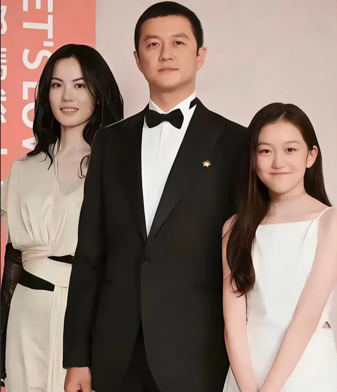 李嫣20岁近照大变样！身高175气质像极王菲，四次手术换来的从容。​