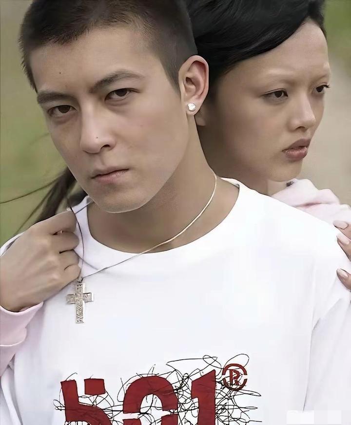 这是2004年陈冠希拍的广告照：镜头中的他脖挂十字架项链，耳戴亮闪闪的耳钉，眉毛