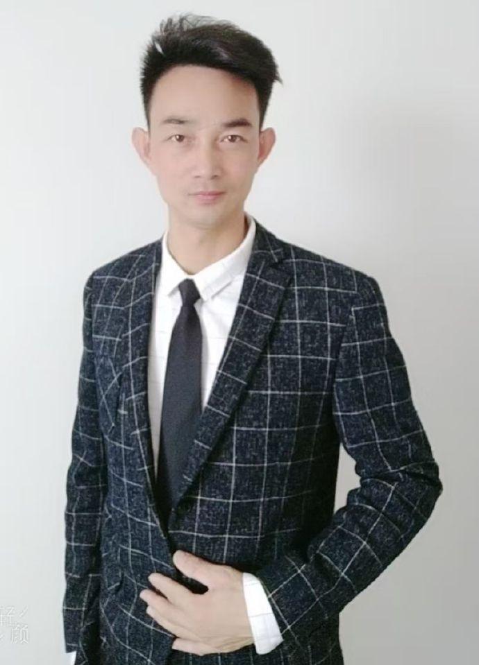 厄运专找苦命人！山东菏泽，41岁单亲爸爸网红“村夫”，除夕表演完打铁花，为了省点