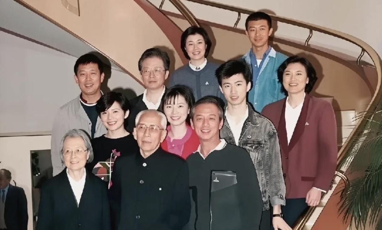 很多人只知道横刀立马的“王胡子”王震将军，打仗、拓农垦、修铁道都是出了名的硬派，