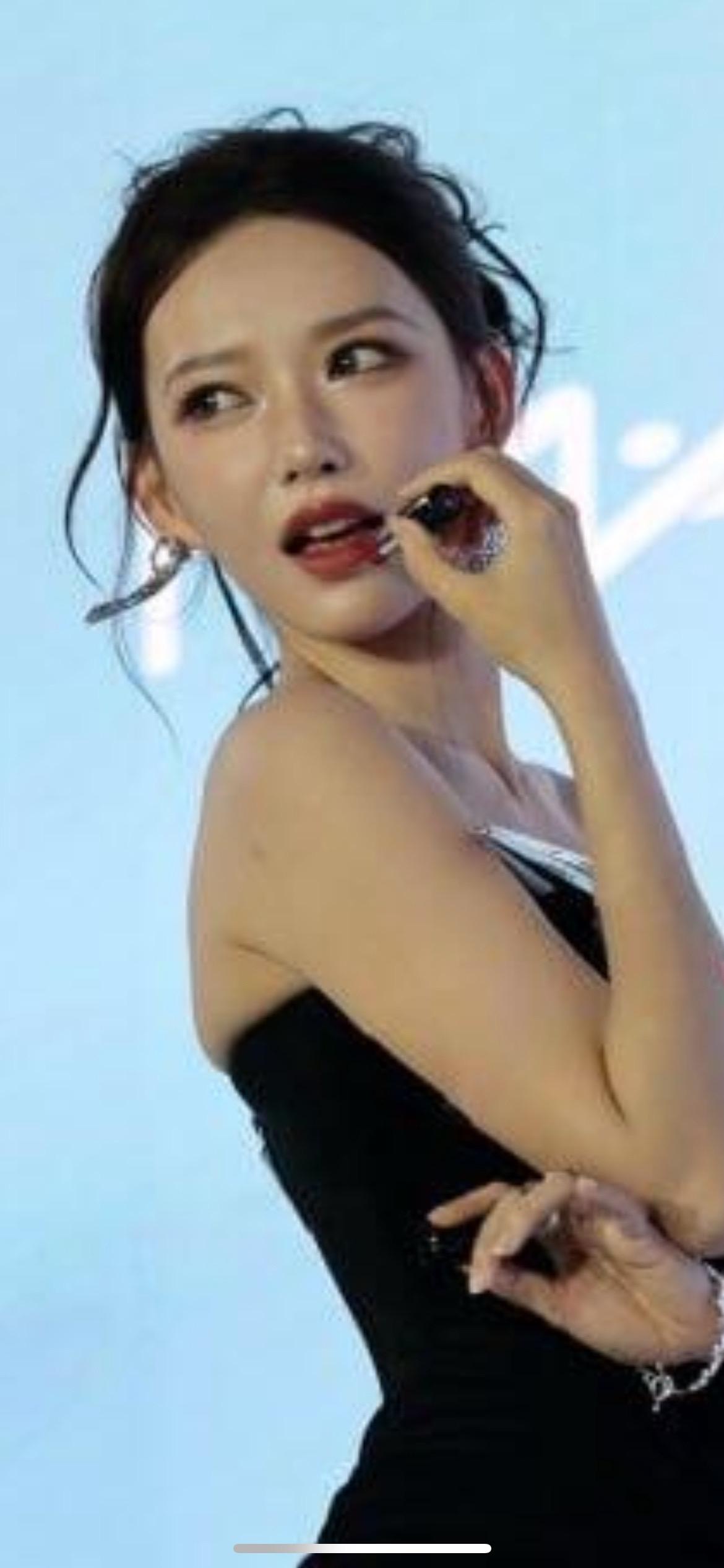 终于等到程潇这组生图！程潇惊艳气场全开大长腿的秘密