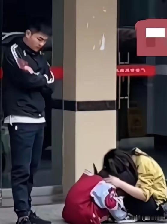 民政局门口的一幕一对夫妻刚办理了离婚手续，从民政局出来，小女孩抱着母亲放声大哭