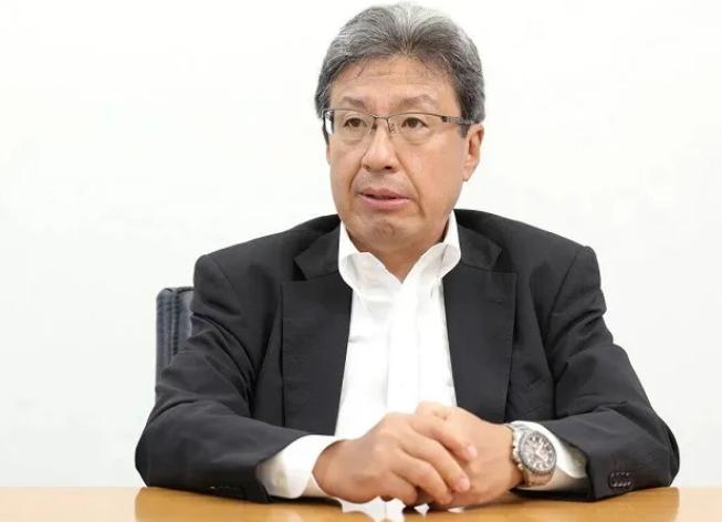 高市恩师现场教做人！高市早苗想派兵助美，遭恩师“贴脸”怒斥。据日媒《选择》爆