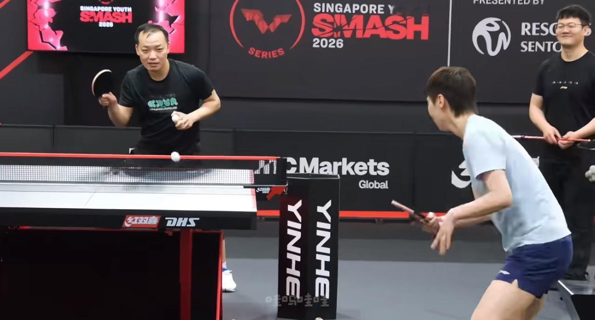 新加坡大满贯王曼昱惊现左手打球—网友曼昱左手打球“我也赢不了”2月23日，新加