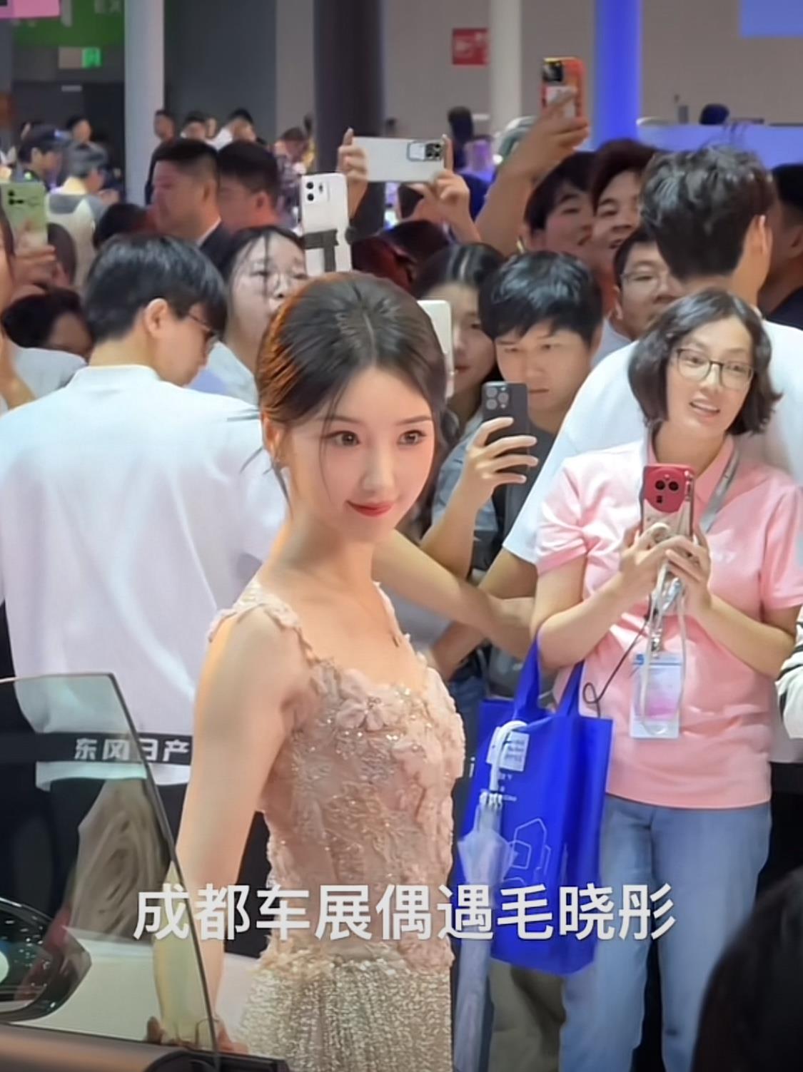毛晓彤现身成都车展！内娱现在已经这么卷了吗？据网友路拍，神似毛晓彤的车模出现在