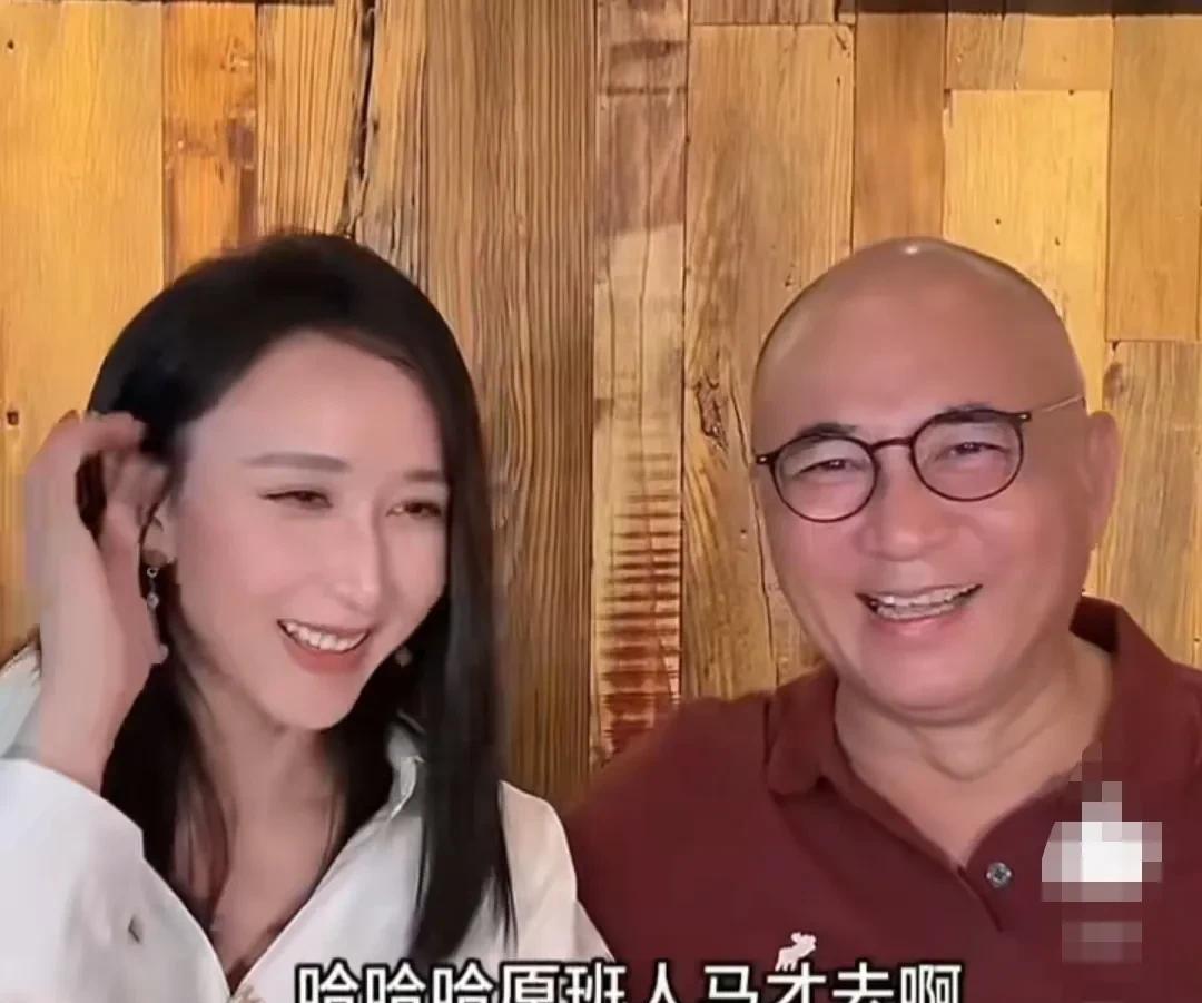 胡静替网友向自己的老公提了一个问题：“以后，还会夫妻一起去参加综艺节目吗？”