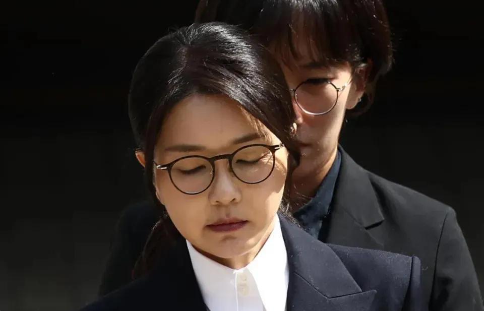 韩国第一夫人出庭时念了一句中国古诗:花无十日红，道尽了人生百味。韩国总统宝座似