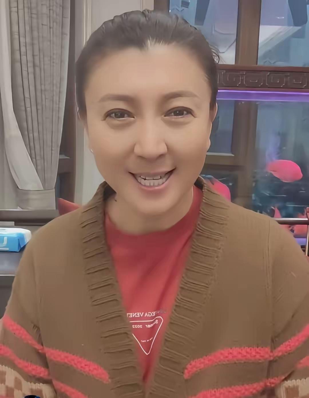 郭德纲说过：在穷人面前吃肉，不要吧唧嘴，以下就是在穷人面前吧唧嘴的女星，图一