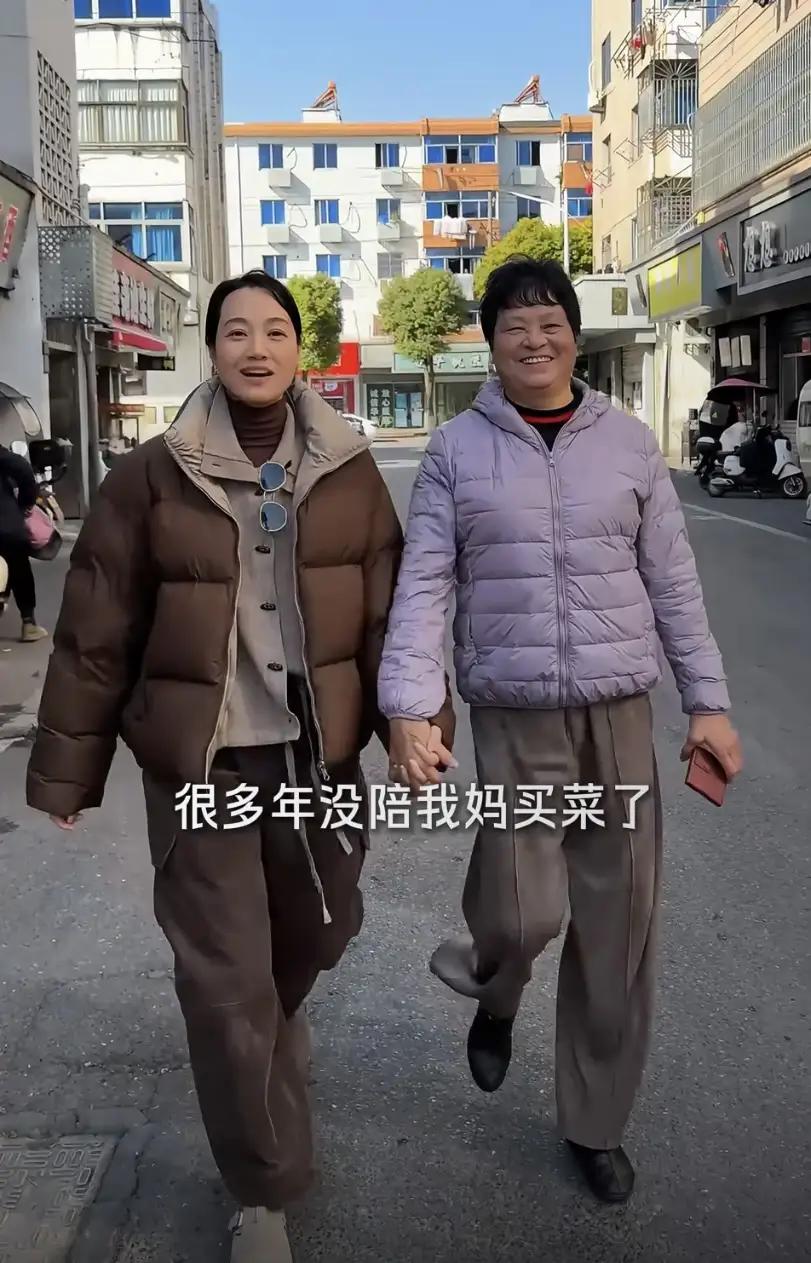 女明星回老家也很接地气，下地干活，完全没有偶像包袱。