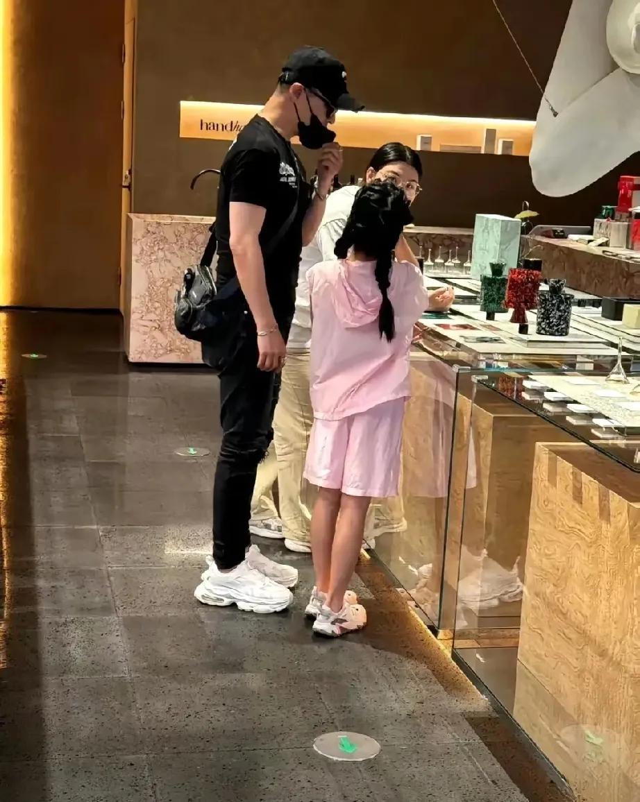 汪峰这是要当“超级奶爸”啦！近日，有网友在北京三里屯偶遇汪峰带着俩娃逛街，画面超